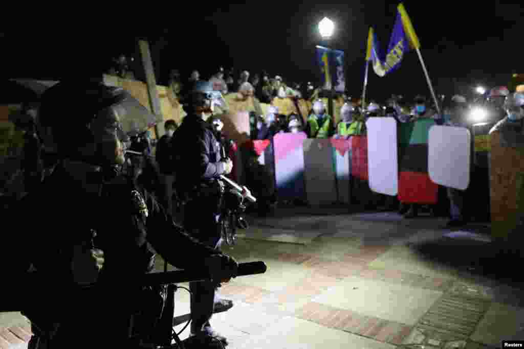 Protestatarii pro-palestinieni de la UCLA au format un lanț uman când polițiștii au venit să distrugă „tabăra” din campus. 