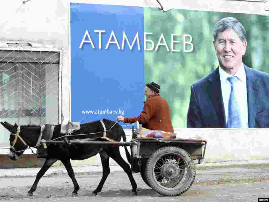 Жител на селото Арашан, во близина на киргистанскиот главен град Бишкек , поминува пред рекламен билборд на Алмазбек Атамбаев, пред изборите на 30 октомври. Атамбаев победи на претседателските избори со 63 проценти од гласовите.