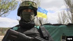 Украинский военнослужащий на блокпосту в Донбассе