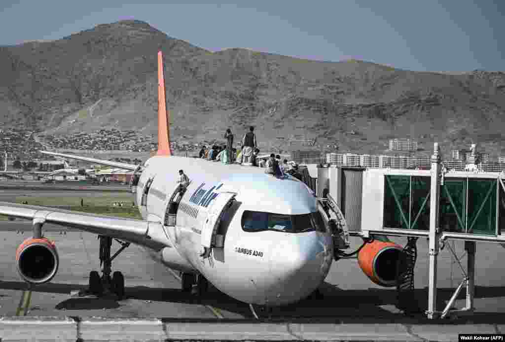 Disa u ngjiten mbi një aeroplan.
