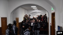 Журналісти чекають, коли підозрювані у нападі на «Крокус Сіті» з’являться в Басманному районному суді Москви, Росія, 24 березня 2024 року