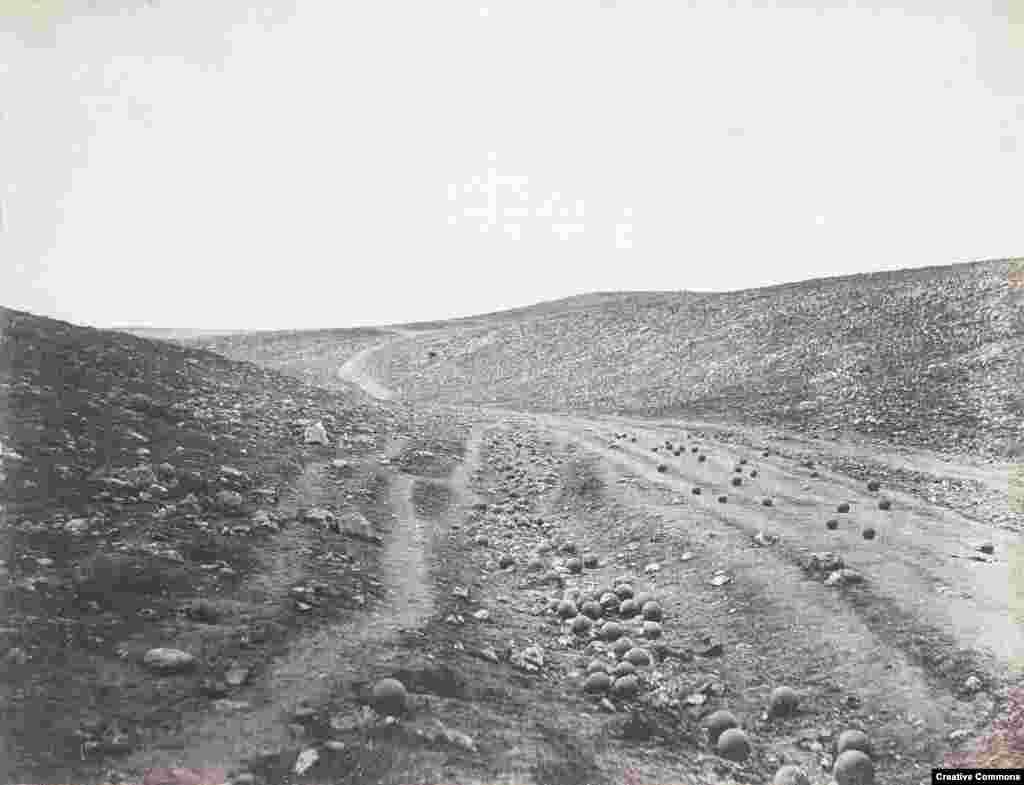 Gjylet e topave në Krime pas një beteje. Në Krime, Tolstoy ka treguar se ka parë njerëz duke iu amputuar gjymtyrët nga bashkëluftëtarët e tyre – një eksperiencë që ka ndikuar fuqishëm në këndvështrimin e tij për luftën: “Shihni një thikë, mjaft të mprehtë, që hyn në trupin e një njeriu të shëndetshëm”, ka shkruar ai më vonë, teksa ka kujtuar luftën. “Shihni njerëz të plagosur që papritur iu kthehet vetëdija që qajnë e mallkojnë, dhe shihni një kirurg që hedh në një cep një krahë të amputuar, shihni një tjetër person të plagosur që qëndron i shtrirë në po atë vend, duke rënkuar teksa shikon që shoku i tij operohet... ju shihni luftën, jo nga ana e saj konvencionale, e bukur dhe e shkëlqyer, me muzikë e daulle, me flamuj që valëviten dhe gjeneralë, por ju shihni luftën në fazën e saj reale – në gjak, në vuajtje, në vdekje”. 