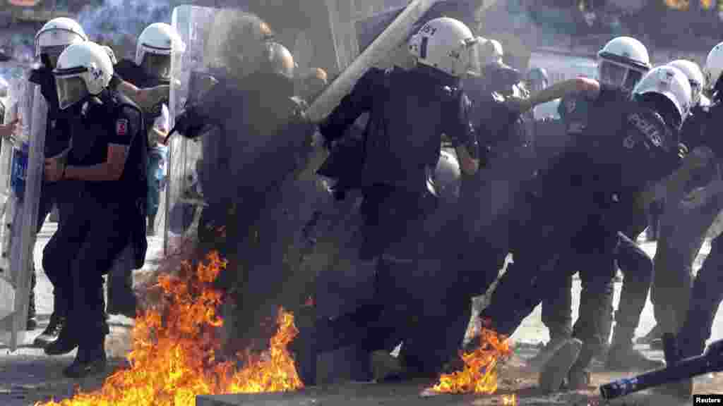 Trg Taksim, Istanbul, 11. juni 2013. Foto: REUTERS / Cevahir Bugu