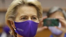 Védőmaszkot visel Ursula von der Leyen, az Európai Bizottság elnöke az Európai Parlament plenáris ülésén, mielőtt elmondaná évértékelő beszédét. 2020. szeptember 16-án. (Fotó: MTI/EPA/Olivier Hoslet)