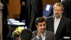 علی لاریجانی، پشت سر محمود احمدی نژاد