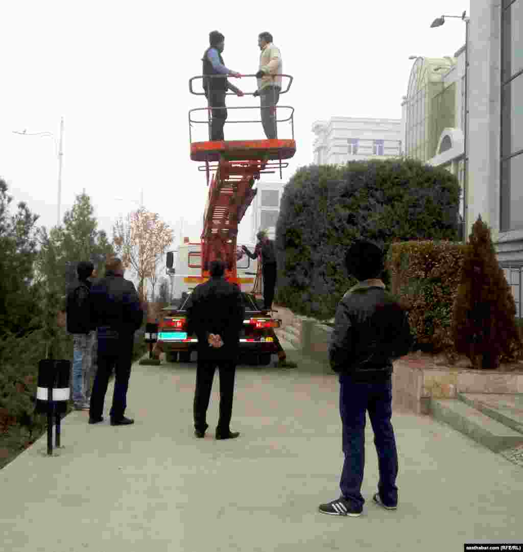 Andalyp köçesiniň ugrunda ýanýodada duran kranly maşyn. Işçileri iş ornuna geçirmek üçin ýokary galdyrlýar.