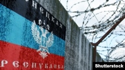 Өздөрүн-өздөрү “Донецк Элдик Республикасы” (“ДНР”-“ДЭР”) деп атап алган жикчилдердин түзүмүнүн желеги.