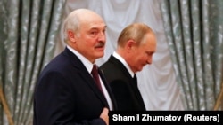 Presidenti rus, Vladimir Putin (djathtas) dhe lideri bjellorus, Alyaksandr Lukashenka.