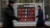 За год с начала декабря 2014-го нефть подешевела в целом на четверть, рубль к доллару - почти на треть. 