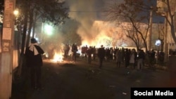 Policia iraniane dhe anëtarët e sigurisë duke u përleshur me sufisët në Iran, foto nga arkivi