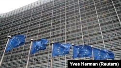 Flamuj të BE-së të vendosur pranë selisë së Komisionit Evropian në Bruksel.
