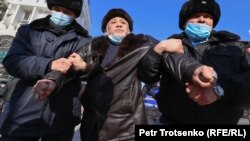 Полицейские задерживают пожилого мужчину недалеко от площади Республики. Алматы, 10 января 2021 года.