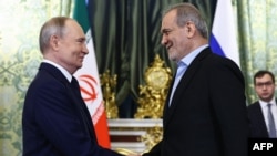 Президент Росії Володимир Путін і президент Ірану Масуд Пезешкіан під час зустрічі в Кремлі, Москва, РФ, 17 січня 2025 року