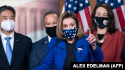 Az amerikai házelnök, Nancy Pelosi a sajtónak nyilatkozik, miután a szenátus 2021. február 13-án megszavazta Donald Trump felmentését.