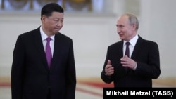 Presidenti rus, Vladimir Putin (djathtas) dhe homologu i tij kinez, Xi Jinping (majtas). Fotografi nga arkivi.