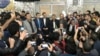 محمود احمدی‌نژاد در کنار نزدیکانش از جمله اسفندیار رحیم مشایی و حمید بقایی در شهر ری