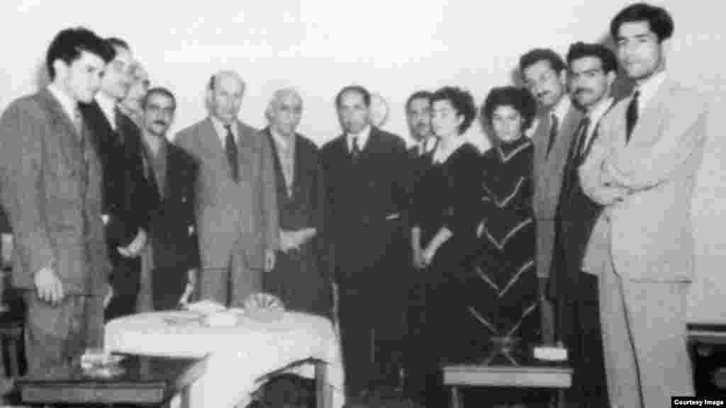 هیئت نیروی سوم به رهبری خلیل ملکی در حضور دکتر محمد مصدق نخست وزیر. چند روز بعد از حمله ۹ اسفند ۱۳۳۱ به خانه دکتر محمد مصدق که فعالان -سیاسی نیروی سوم جلوی خانه در دفع و خنثی کردن آن کوشیدند نخست وزیر فعالان این حزب را به صرف چای و شیرینی در خانه خود دعوت کرد. 