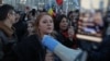 Senatoarea SOS a obținut, prin intermediari, autorizație pentru organizarea unui protest în București la care sunt așteptați fermierii și transportatorii. Aceștia nu se prea înghesuie să participe considerând că nu e protestul lor, ci al unui partid politic.