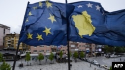 Flamuri i Bashkimit Evropian dhe flamuri i Kosovës valojnë në Prishtinë.