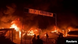Zjarri i përhapur në Rafah të Gazës – zonë ku janë zhvendosur mijëra palestinezë - si pasojë e sulmeve ajrore izraelite.