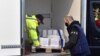 Kirakodják a teherautóból az Európai Gyógyszer Ügynökség által engedélyezett oltóanyag, az oxfordi AstraZeneca-vakcina első szállítmányát a Hungaropharma gyógyszer-nagykereskedelmi vállalat budapesti telephelyén 2021. február 6-án.