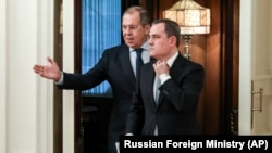 Встреча министров иностранных дел России и Азербайджана - Сергея Лаврова (слева) и Джейхуна Байрамова, в Москве, 26 августа 2020 г․