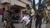 29 noiembrie 2024, Alep - Membri ai Hayat Tahrir al-Sham incendiază o fotografie a fostului președinte sirian Bashir al-Assad.