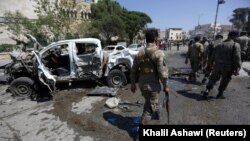 Бойци от свободната сирийска армия оглеждат избухнала кола бомба в Азаз, Сирия, 1 септември 2018 г.