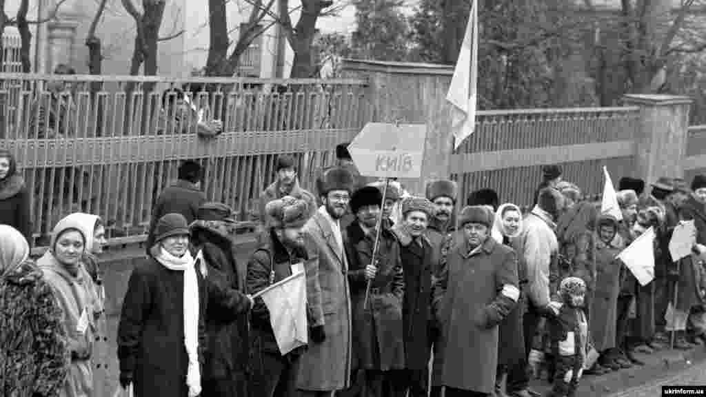 Čovjek u Lvivu drži znak koji je usmjeren prema Kijevu..