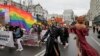 Učesnici Parade ponosa pod zaštitom interventne policije u Kijevu, 19. septembra 2021.