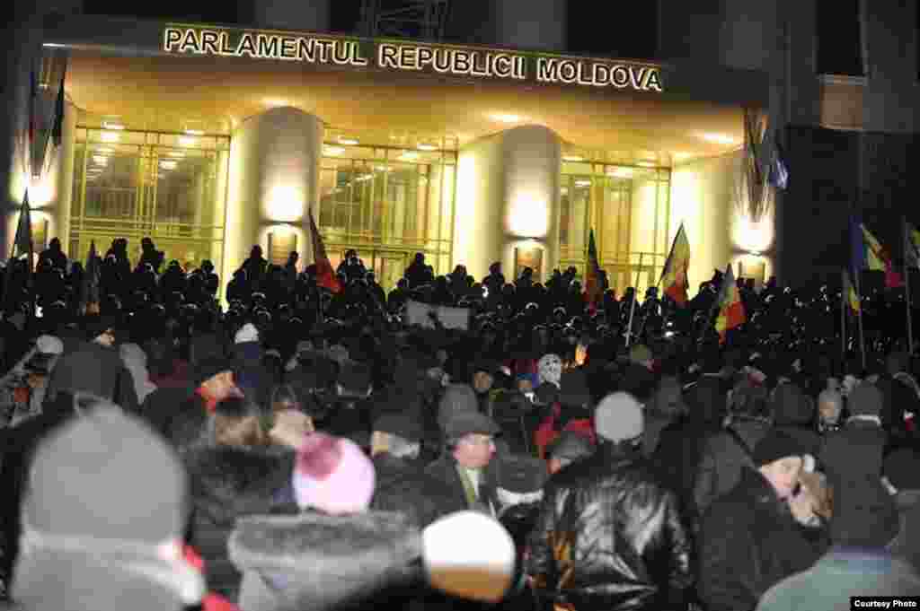 Proteste în exteriorul Parlamentului organizate de Platforma Civică „Demnitate și Adevăr”, Partidul Socialist și formațiunea lui Renato Usatîi (foto: Constantin Grigoriță)
