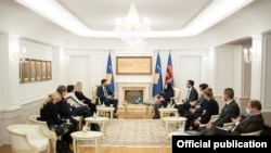 Presidentja e Kosovës, Vjosa Osmani gjatë një takimi me delegacionin e Misionit Vëzhgues të Zgjedhjeve të BE-së.