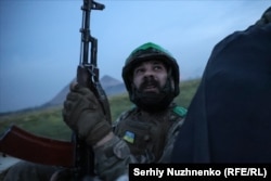 Rustam (35 de ani), soldat ucrainean, scrutează cerul în căutarea dronelor inamice - 31 august 2024, în apropiere de Novohrodivka.