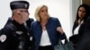 Marine Le Pen, liderul extremei drepte și membru al parlamentului din partea Rassemblement National (RN), părăsește tribunalul în ziua pronunțării verdictului într-un proces privind deturnarea fondurilor UE, alături de alți 24 de acuzați și partidul RN, la Paris, 31 martie 2025.