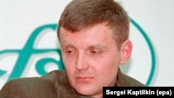 Alekszandr Litvinyenko az orosz Szövetségi Biztonsági Szolgálat (FSZB) ezredeseként egy moszkvai sajtótájékoztatón 1998. november 17-én