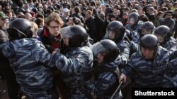 Policija na jednom od opozicionih protesta u Moskvi 