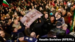 Protest în fața Teatrului Național din Sofia, pe 7 noiembrie 2024, față de punerea în scenă de către John Malkovich a piesei Arms and the Man.
