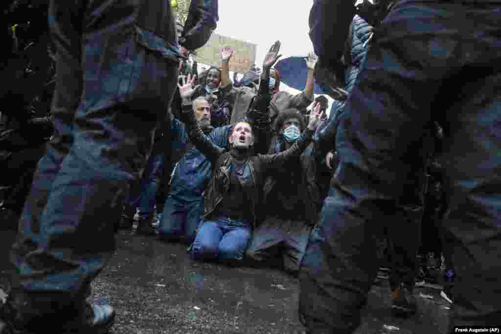 Демонстрантите клекнуваат по тепачката за време на маршот на „Black Lives Matter“ во Лондон.