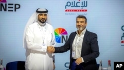 Saleh Lootah, CEO adjunct al Asistenței Tehnice la Dubai Media și Saeed Izadi la Forumul Arab Media 2024 de la Dubai World Trade Centre.