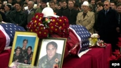 Homazhe në Prishtinë për vëllezërit Bytyqi. Shkurt, 2002.
