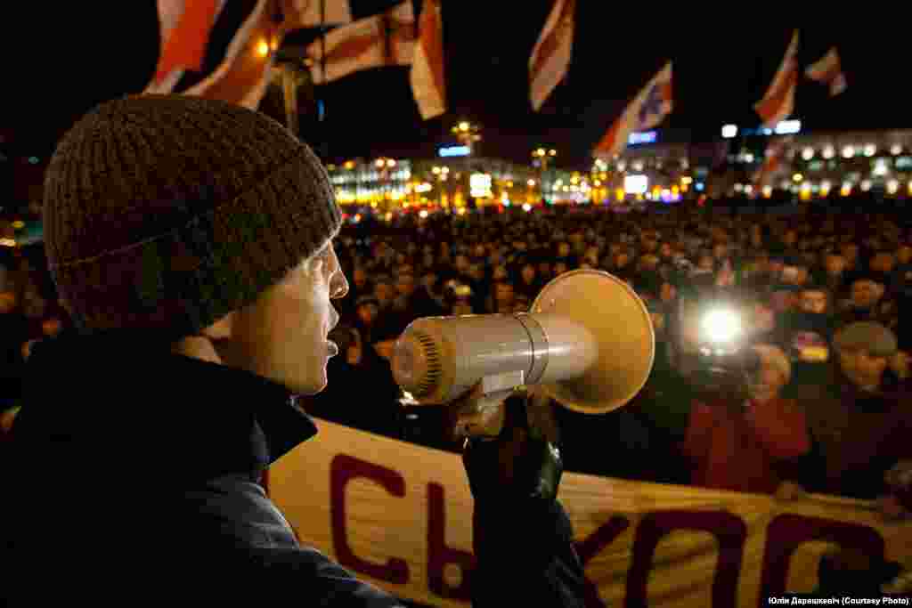 Дашкевіч падчас акцыі «Сыходзь!», 2010 год. Фота Юліі Дарашкевіч