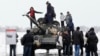 რუსული ტანკი T-72. ლუგანსკში 23 თებერვალს, სამშობლოს (რუსეთის) დამცველის დღეს აღნიშნავენ. 2020 წლის 23 თებერვალი.