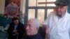 За 50 лет время вокруг парикмахерской строились дома и дороги, менялась жизнь, но старые друзья и верные клиенты по-прежнему не оставляют Автандила.Фото автора.

