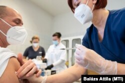 Leszkoven János, nyíregyházi főorvos megkapja az oltóanyagot 2020. december 27-én.