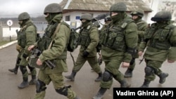Російські вйськові без пізнавальних знаків захоплюють Крим. Перевальне, Крим. 20 березня 2014 року