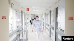 Një punonjëse shëndetësore në një spital të Francës.