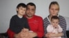 Кыргызстандын жараны Ольга Ладанова күйөөсү Мохаммед Зинзан, уулдары Руслан жана Раян менен. 