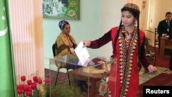 Türkmenabadyň ýaşaýjysy: "Men ol ýerde bir adamyň tutuş maşgalasy üçin ses berenini-de gördüm. Bu hemişe edilýän zat".