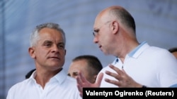 Pavel Filip (dreapta) și Vlad Plahotniuc, 9 iunie 2019 la Chișinău