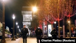 Paris în noapte de Anul Nou, 1 ianuarie 2021.